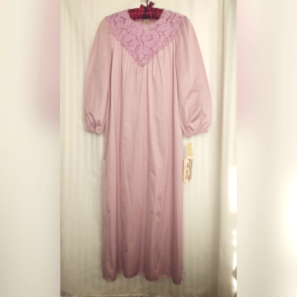 Vanity Fair vintage long nightgown with Snugallure Large